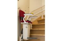 Le monte-escalier : l’assistant parfait pour monter les escaliers sans monter les genoux